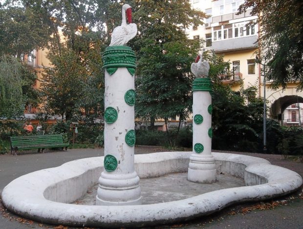 Двор с пеликанами