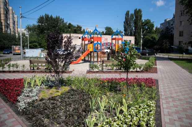 Кличко показал новый сквер, который обустроили в Дарницком районе