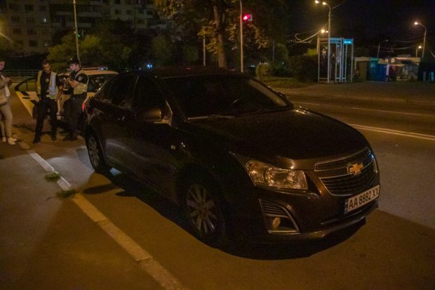 В Киеве начальник отделения прокуратуры ездил пьяным и спрятался в кусты от полиции