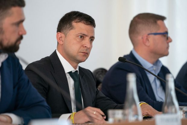 Зеленский начал упрощать получение украинского паспорта россиянами