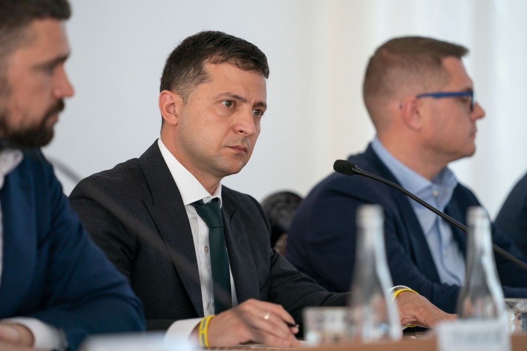 Зеленский начал упрощать получение украинского паспорта россиянами