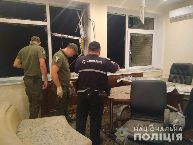 В Киеве неизвестные выстрелили в здание из гранатомета