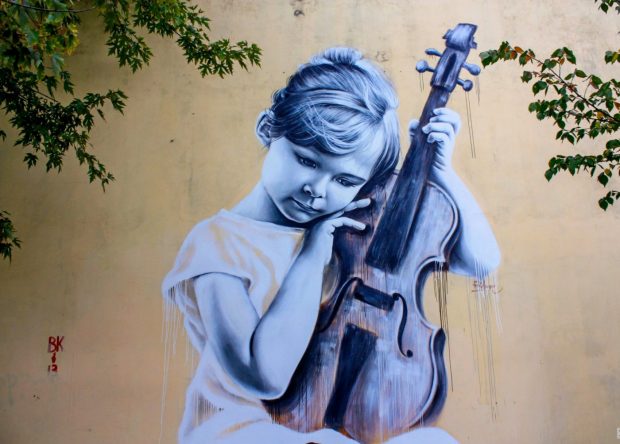 Юная скрипачка