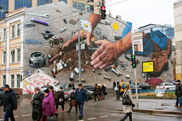 Мурал "Подняться из грязи"