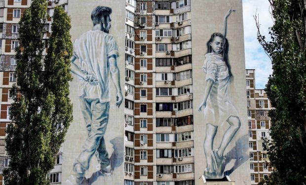 Двойной мурал с танцующей парой по у. Героев Сталинграда, 60