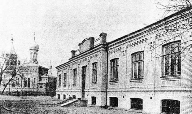 Школа (на переднем плане) и церковь на острове
