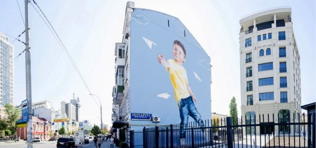 Мурал "Мальчик с бумажными самолётиками"