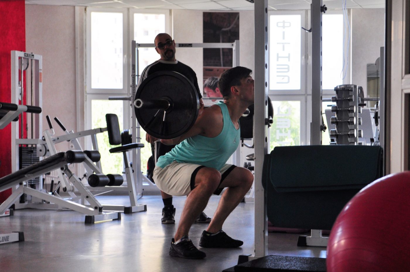 Фитнес клуб графит. Занятие в зале не требующие подготовки. Андрей массаж фитнес центр. Тренажерный зал,солярий Татуировки.