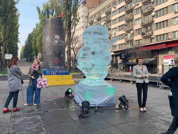 На бульваре Шевченко установили ледовую скульптуру карпатской рыси