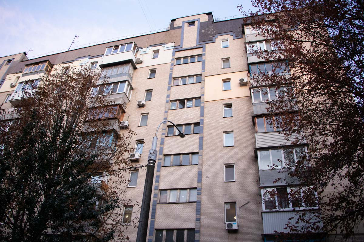 В Киеве в подъезде нашли повешенного 21-летнего парня: он оставил записку