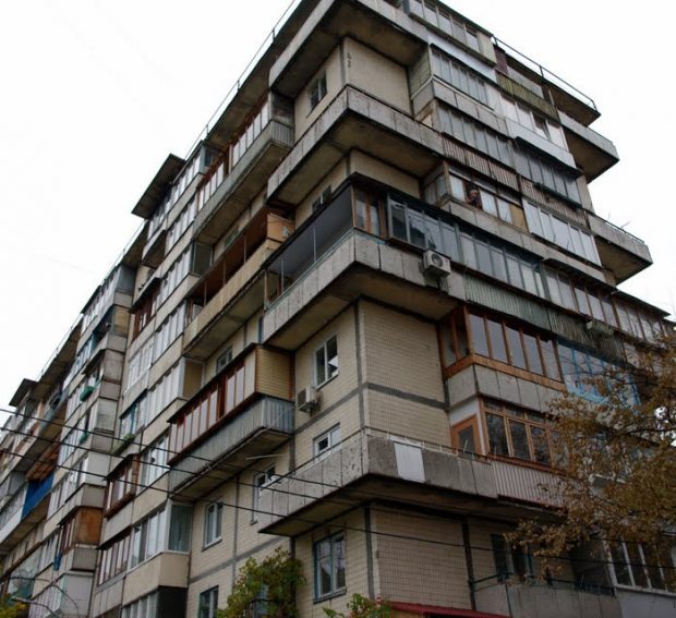 Дом "Прямо  на тротуаре"