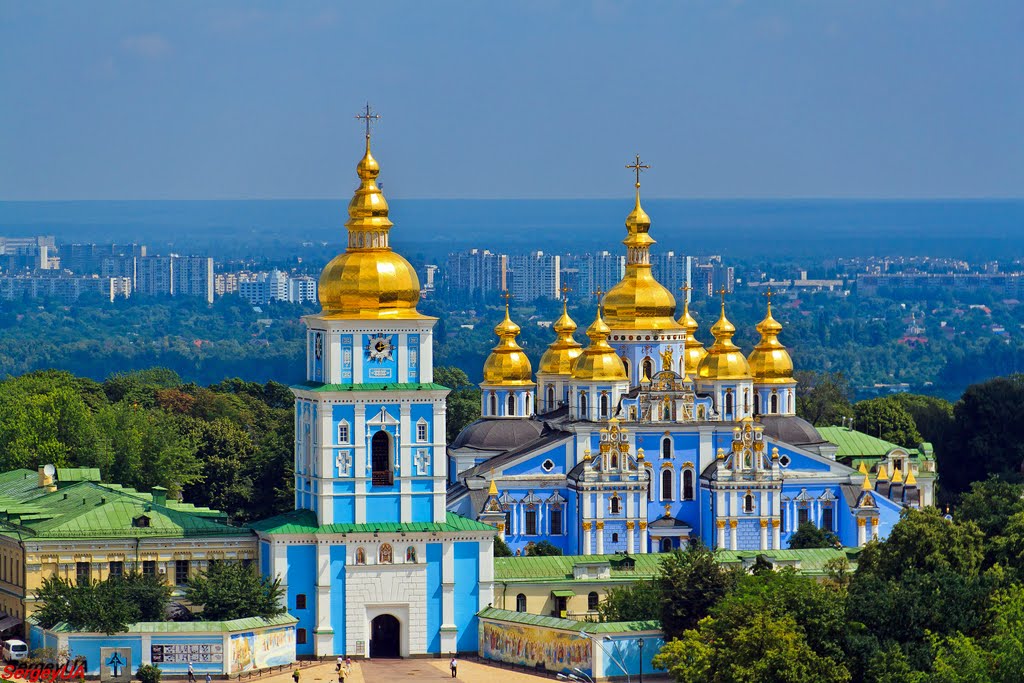 В отличии от Софийского, Михайловский собор был разрушен большевиками и отреставрирован уже во времена независимости Украины