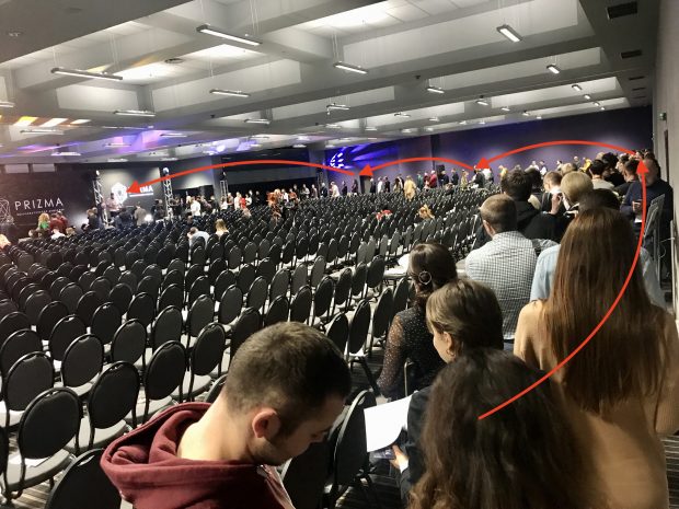 очередь за автографом на выступлении Чичваркина в Киеве