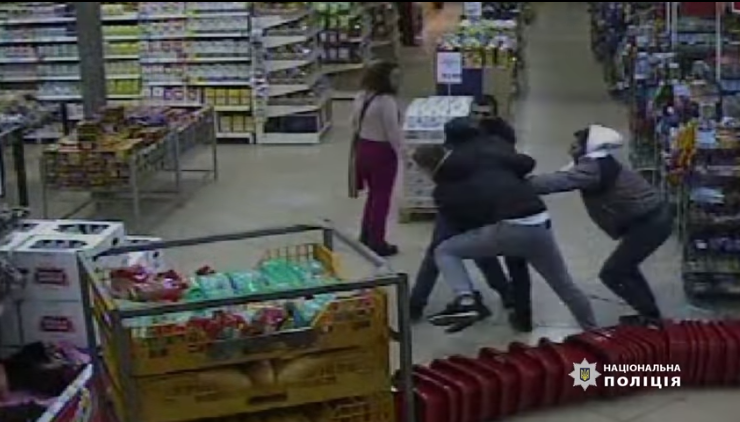 В Киеве трое парней избили до реанимации охранника магазина (видео)