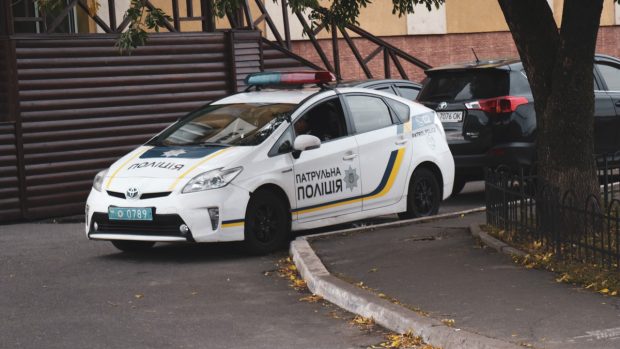 В Киеве из окна 13 этажа выпала 14-летняя девочка