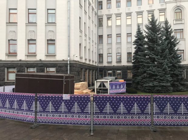 Под Офисом президента обустраивают каток