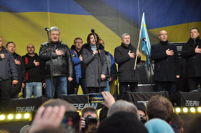 В Порошенко на Майдане кидали яйца