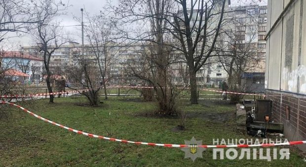 Тела неизвестных обнаружил сантехник, который пришел в подвал жилого дома для проведения ремонтных работ.