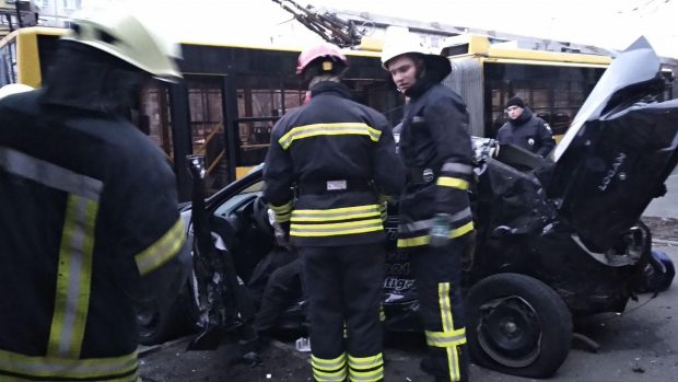 В Киеве легковушка вылетел на остановку: есть погибший