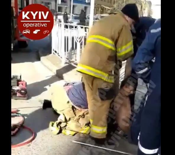 В Киеве спасатели из канализации достали голого мужчину, который заверил, что у него все "классно"