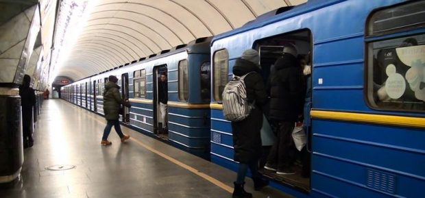В метро Киеве женщина пыталась похитить чужого ребенка