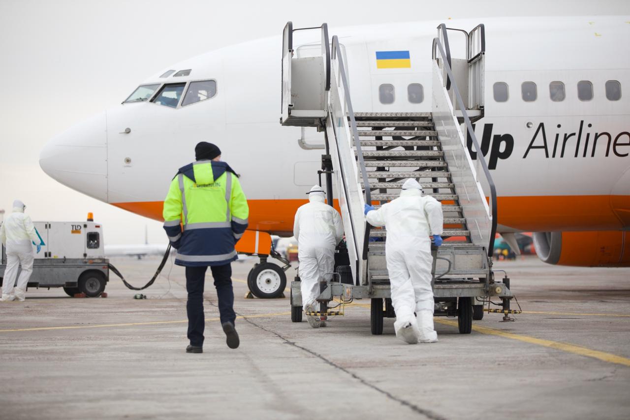 Зеленский призывает общество не паниковать из-за эвакуированных украинцев из Уханя