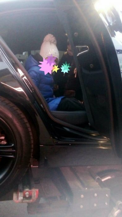 В Киеве неправильно припаркованное авто эвакуировали вместе с детьми в салоне