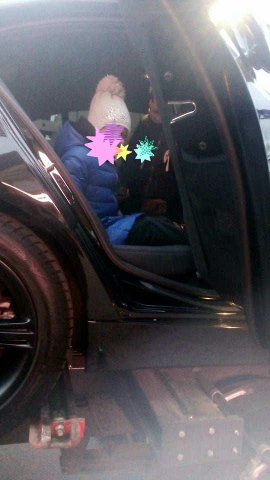 В Киеве неправильно припаркованное авто эвакуировали вместе с детьми в салоне
