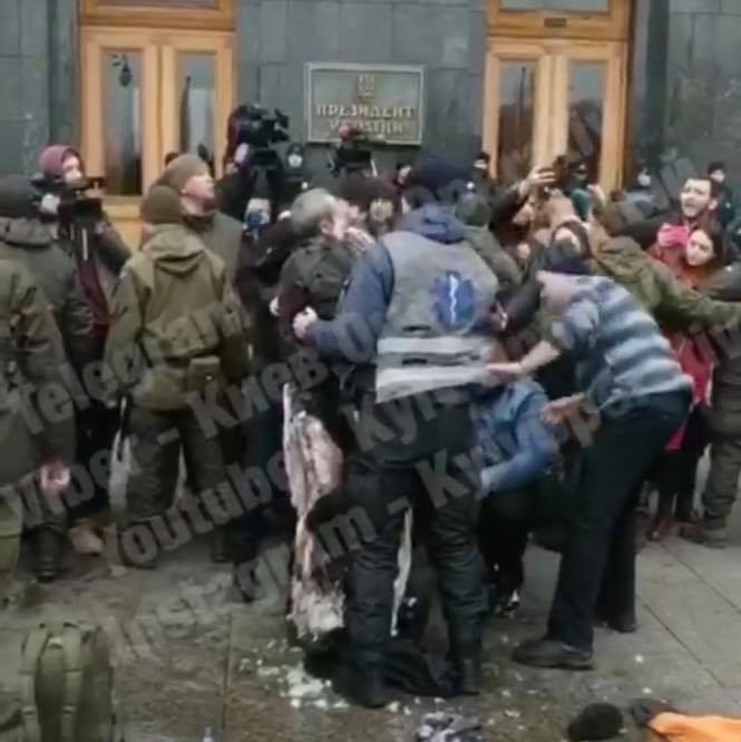 Под офисом Зеленского мужчина поджег себя (видео)
