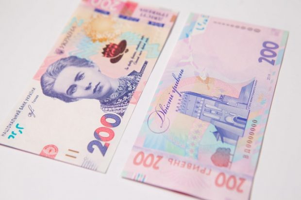 В Украине введены в обращение обновленные 200 гривен
