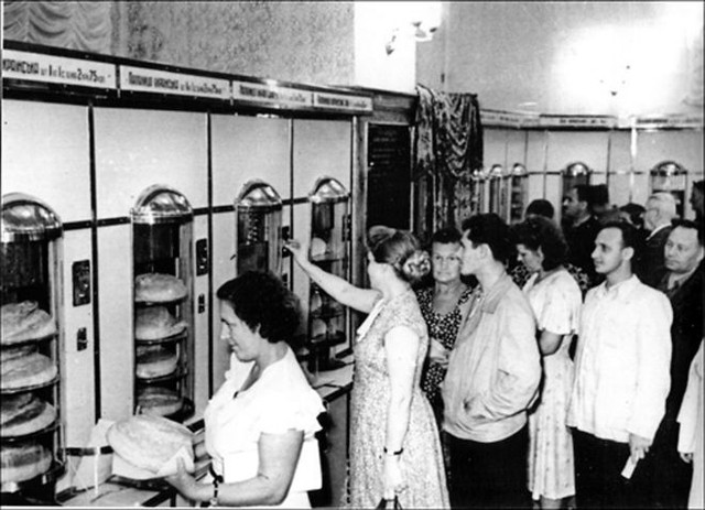 1957 год, автоматы самообслуживания в магазине Украинский хлеб, Киев