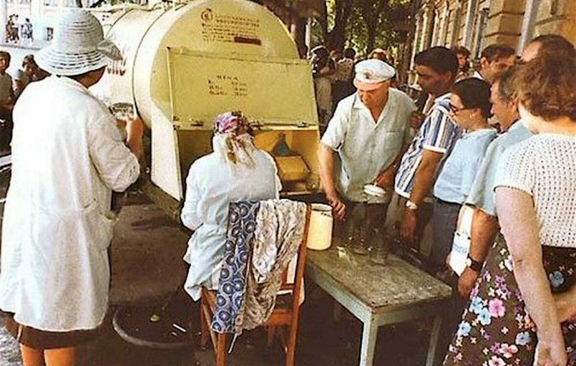 Квас в желтых бочках, Киев