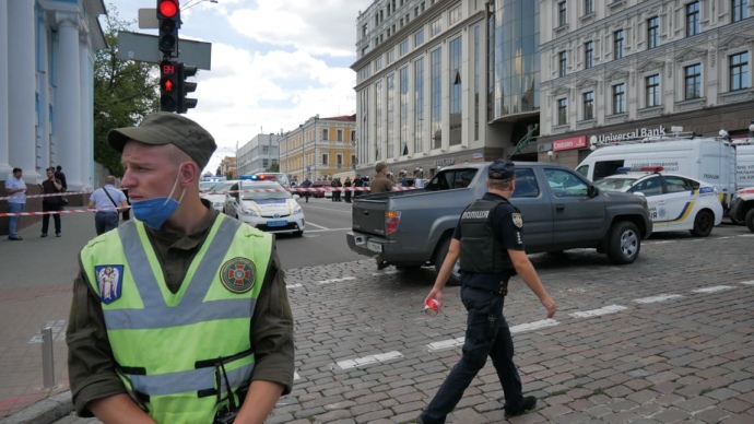 В центре Киева мужчина захватил банк и угрожает взорвать бизнес-центр