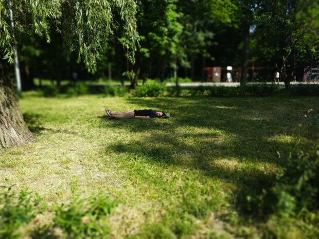 отдых на траве в парке Рыльского Киев