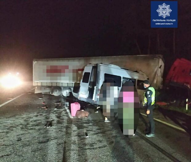Под Киевом произошло смертельное ДТП: 5 погибших, 20 травмированных
