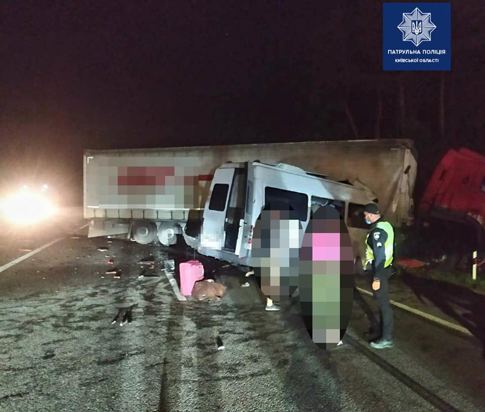 Под Киевом произошло смертельное ДТП: 5 погибших, 20 травмированных