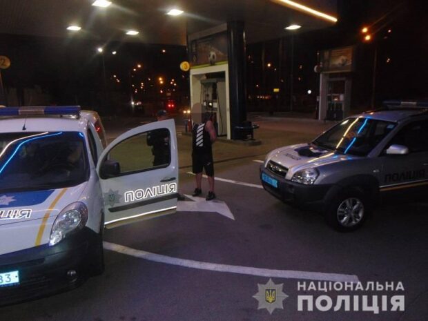 В Киеве мужчина вернулся на заправку с гранатой после того, как ему ночью отказались продать алкоголь