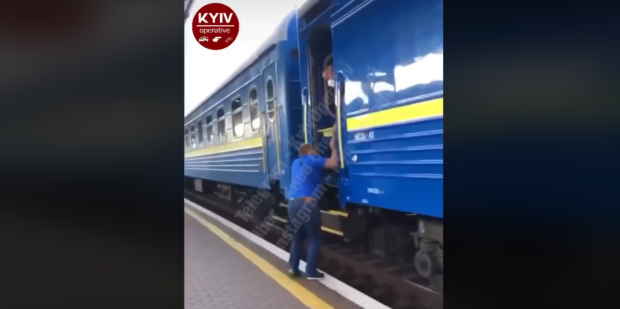 В Киеве проводник вытолкнула пассажира из тамбура