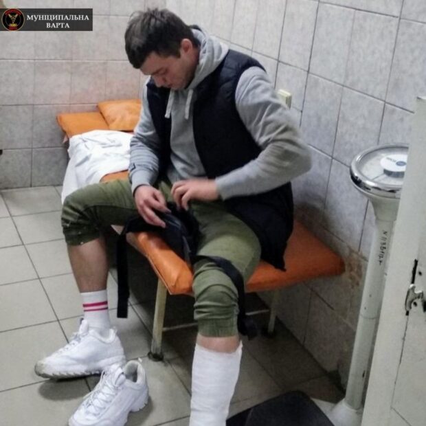 Пациенту киевской больницы не понравились стены и он избил врача стулом