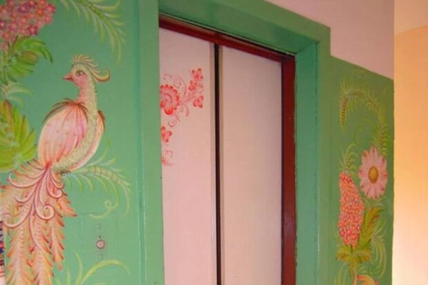 Лифт с петриковской росписью