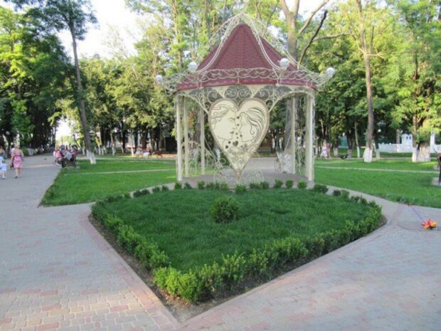 Аллея искусств в центральном парке Борисполя