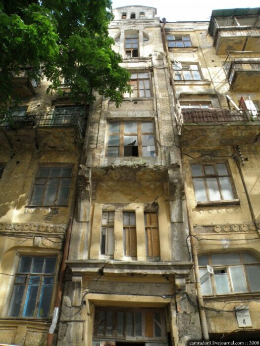 Дом на улице Аллы Тарасовой, 4