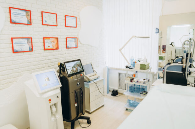 Удаление татуажа бровей в Киеве, салон