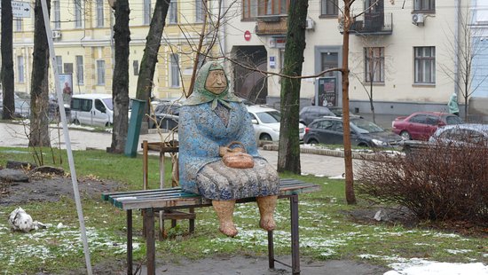 Бабушка на лавочке