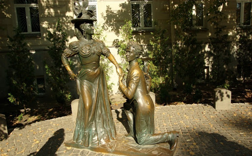 Памятник Голохвастову и Проне Прокоповне