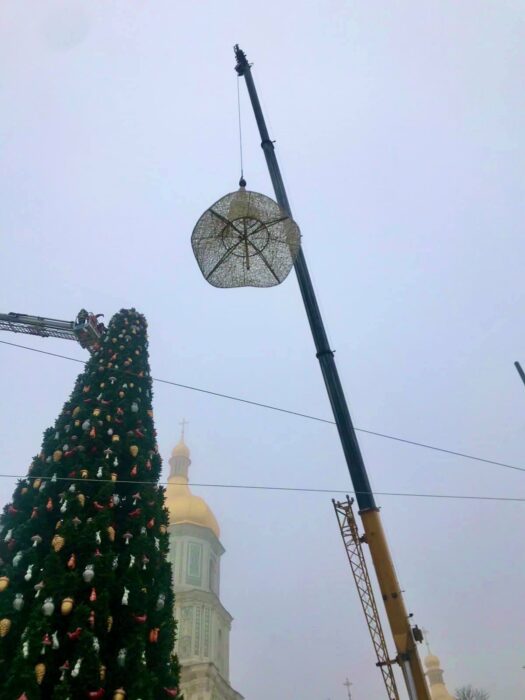 Из-за критики представителя ПЦУ с елки в Киеве сняли шляпу