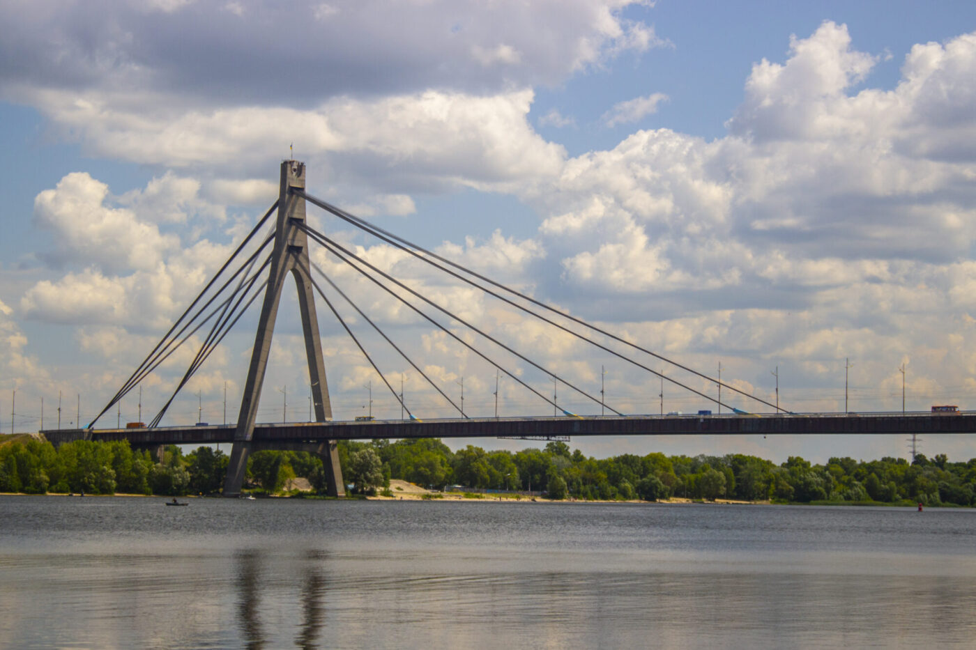 У Києві відновили Північний міст і тепломагістраль після російських атак
