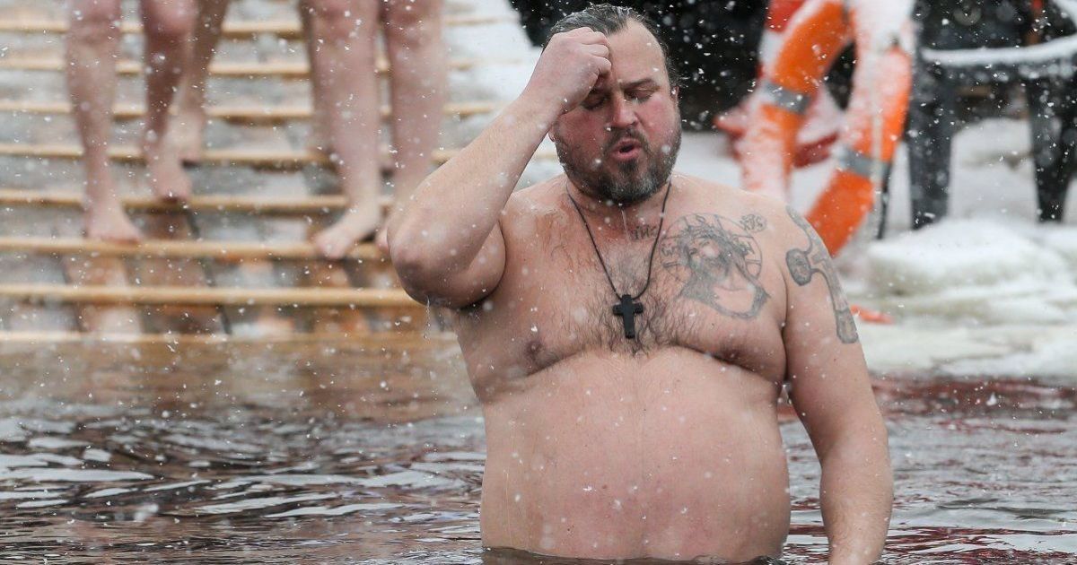 В ПЦУ назвали ошибочным суждение, что купание в ледяной воде после освящения «смывает» все грехи