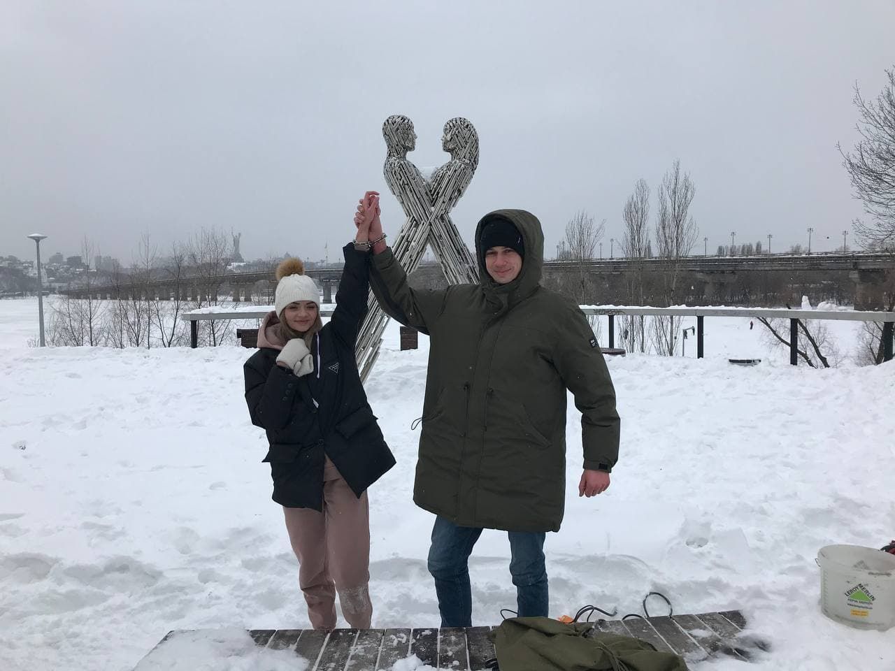 В Киеве пара влюбленных приковала друг друга цепью, с которой попытаются прожить три месяца