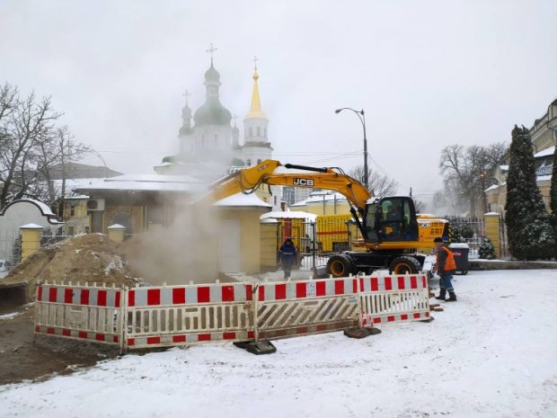 Вблизи Лавры прорвало трубу: 86 домов в центре Киева без тепла и воды